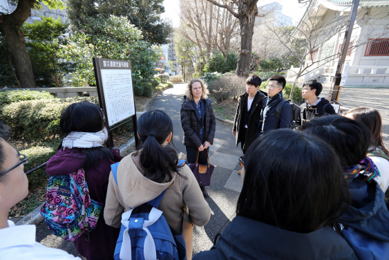 Dr. Borland and HKU students visit the memorial to the Great Kantō Earthquake in Tokyo